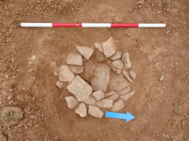 Kameny vyložené dno žárového hrobu H804 z pohřebiště ve Velkých Opatovicích